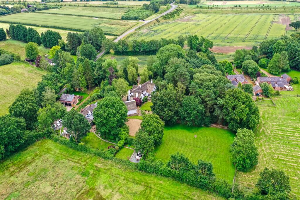 5 bedroom detached house/1.6 acres plot for sale in Hulse Heath Lane, Mere, WA16